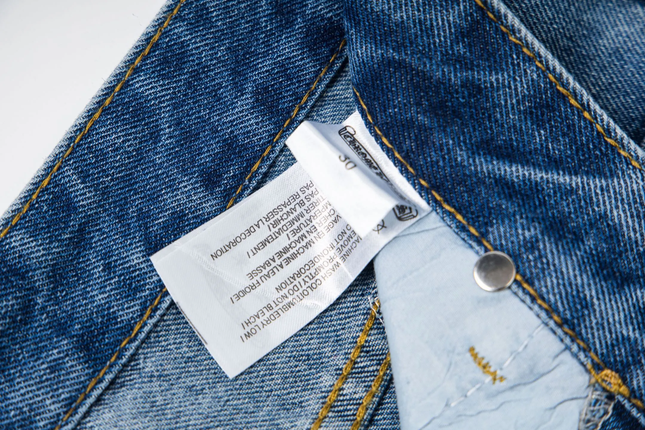 P210 Chrome Hearts jeans, blue and white leather. It is well known that chromehearts jeans use vintage Levis jeans as the base for creation. They usually add their own unique silver buckles and silver ornaments, plus leather embellishments. This is the reason why the value of these vintage jeans doubles, because the base is vintage jeans, and the jeans themselves have become very soft and comfortable after years of baptism. This can be distinguished from ordinary jeans. Regarding the size, you should also refer to the pants data. Style number: 1780# Size: 28 30 32 34 36